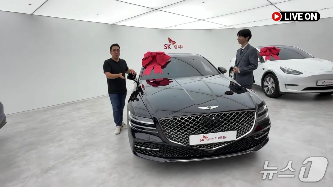 지난 19일 SK렌터카 오토옥션에 마련된 스튜디오에서 ‘모트라인’의 윤성로 대표(좌측)와 쇼호스트 홍다움찬(우측)이 출연해 SK렌터카의 ‘라이브온’ 개국 방송을 진행하는 모습(SK렌터카 제공) 