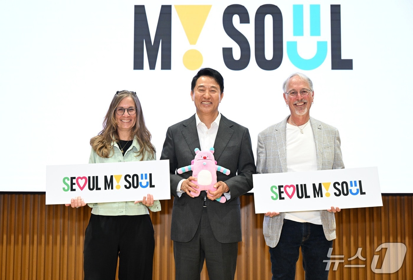 지난 5월 23일 방문한 샘리처드 & 로리멀비가 오세훈 서울시장(가운데)와 포즈를 취하고 있다.(서울시 제공)