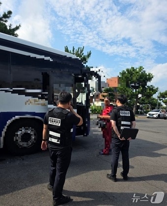 제주도자치경찰이 불법 관광 영업 행위를 단속하는 모습.(제주도자치경찰단 제공. 재판매 및 DB금지)