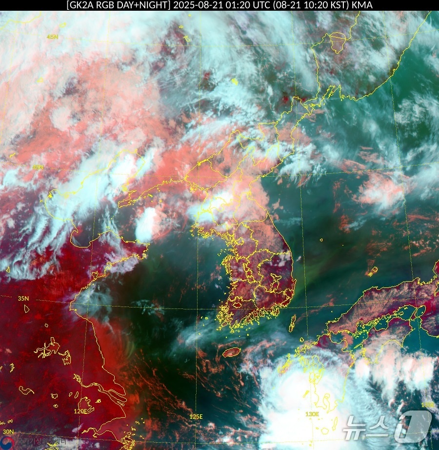 21일 오전 10시20분 기준 천리안위성 2A호에서 본 한반도 인근 모습(국가기상위성센터 제공) ⓒ 뉴스1