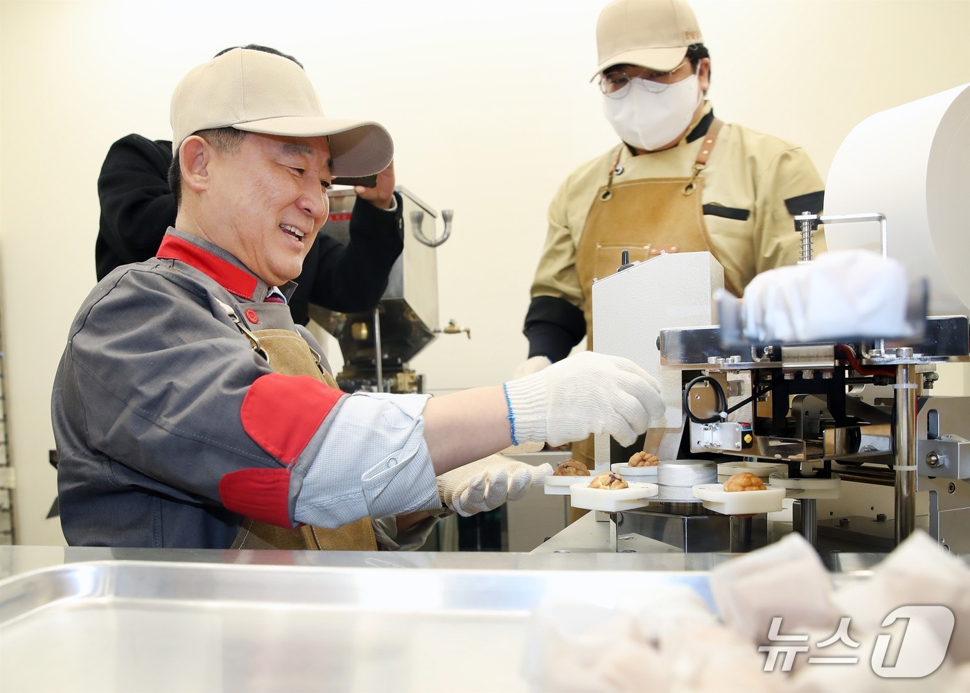 서철모 서구청장이 카페오름에서 커피를 제조하고 있다.(서구 제공, 재판매 및 DB금지)/뉴스1