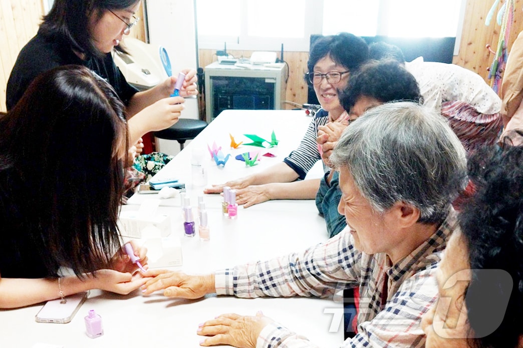 청송군은 21일 현서면 구산2리, 새터, 덕계리, 월정리 경로당에서 ‘1노1소1촌' 학생과 함께하는 홀몸어르신 돌봄 프로그램’을 운영한다.(청송군 제공, 재판매 및 DB 금지) ⓒ News1 김대벽기자