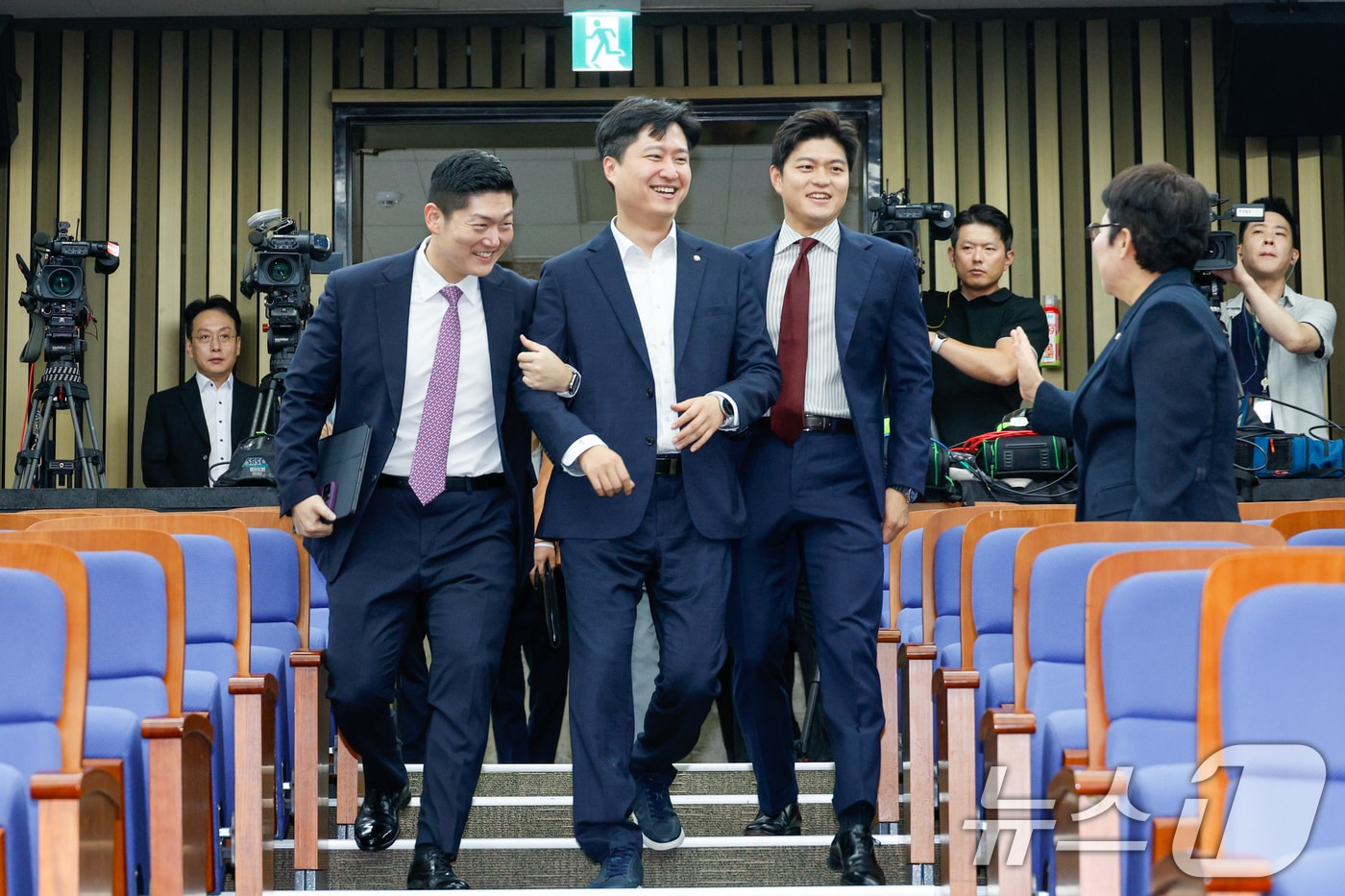 2025년 8월 21일 의원총회에 입장하고 있는 김재섭(왼쪽부터), 우재준, 김용태 국민의힘 의원. 2025.8.21 ⓒ 뉴스1 안은나 기자