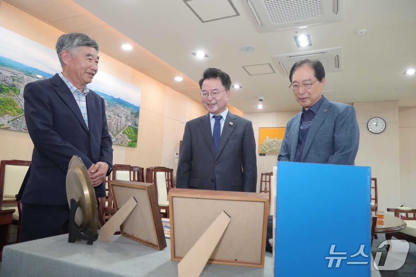 21일 강원 춘천시청 접견실에서 방선복씨(사진 왼쪽부터), 육동한 시장, 정철수 씨가 캠프페이지 기증 물건을 둘러보고 있다.2025.8.21 한귀섭 기자