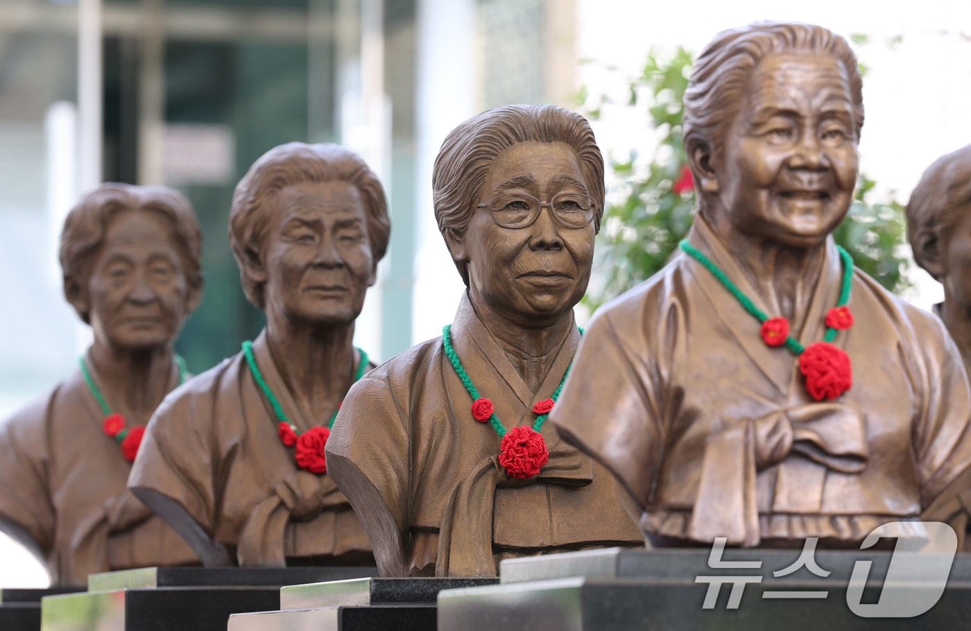 이재명 대통령이 방일을 앞두고 일본 요미우리신문과 인터뷰에서 위안부 합의와 강제 징용 배상 문제에 대해 "합의를 뒤집는 건 바람직하지 않다"며 유지 의지를 드러냈다. 사진은 21일 경기 광주시 퇴촌면 나눔의집에 위안부 피해자 할머니들의 흉상이 세워져 있는 모습. 2025.8.21/뉴스1 ⓒ News1 김영운 기자