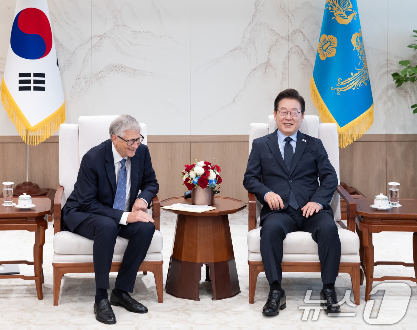 이재명 대통령이 21일 서울 용산 대통령실에서 빌 게이츠 게이츠재단 이사장을 접견하고 있다. (대통령실 제공. 재판매 및 DB 금지) 2025.8.21/뉴스1 ⓒ News1 허경 기자