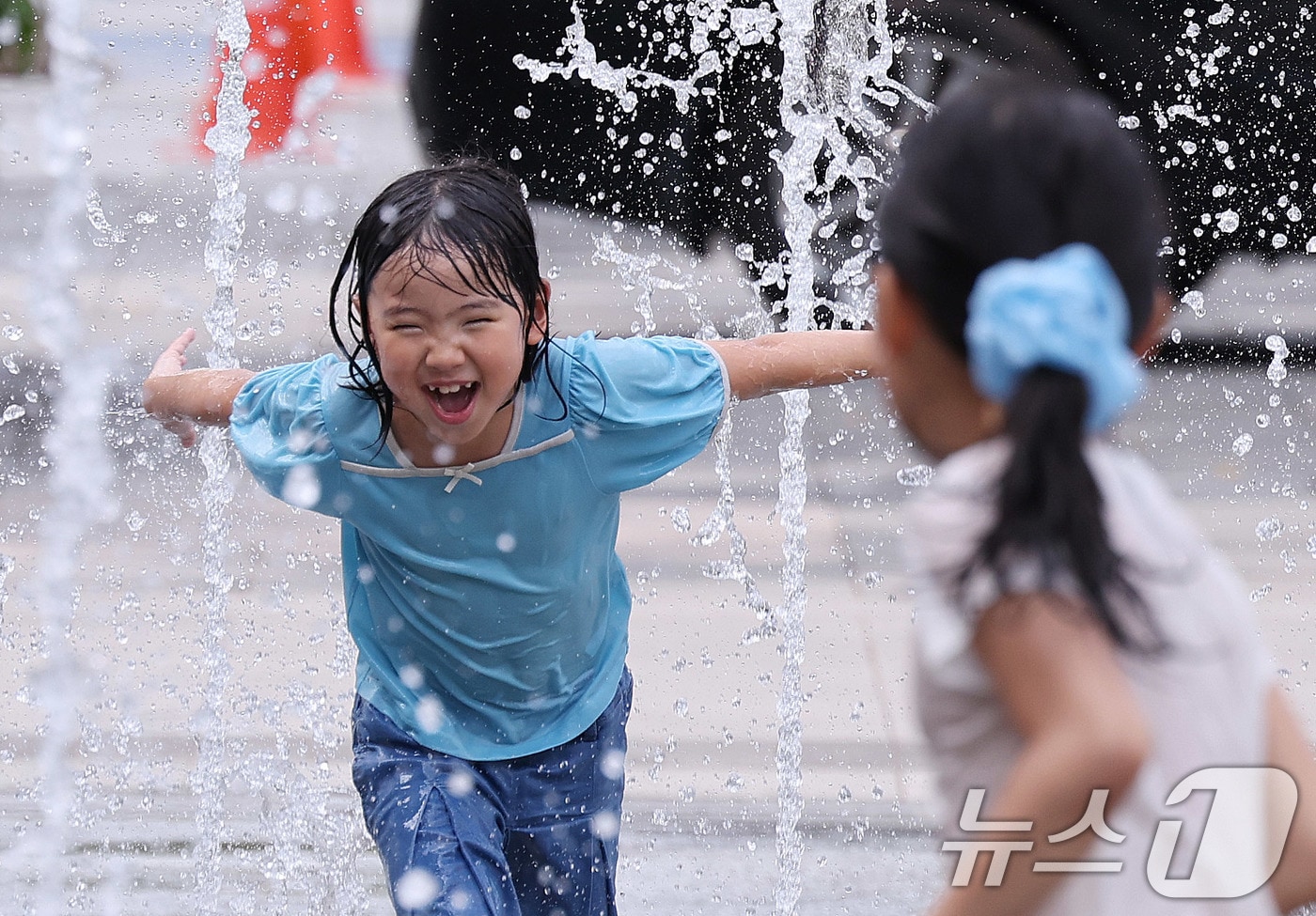 절기상 ‘처서’가 이틀 앞으로 다가왔지만 여전히 찜통 더위가 이어진 21일 오후 서울 광화문광장 바닥분수를 찾은 어린이들이 즐거운 시간을 보내고 있다. 폭염특보가 해소되기는커녕 폭염경보로 격상되는 지역들이 늘면서, 당분간 무더위는 지속될 전망이다. 2025.8.21/뉴스1 ⓒ News1 박지혜 기자