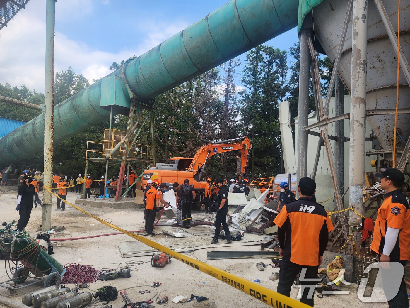 21일 오후 1시 29분쯤 전남 순천일반산업단지 내 레미콘 공장에서 지상 간이탱크 청소 작업자 3명이 쓰러져 소방당국이 구조작업을 하고 있다. (독자제공. 재판매 및 DB 금지)2025.8.21/뉴스1