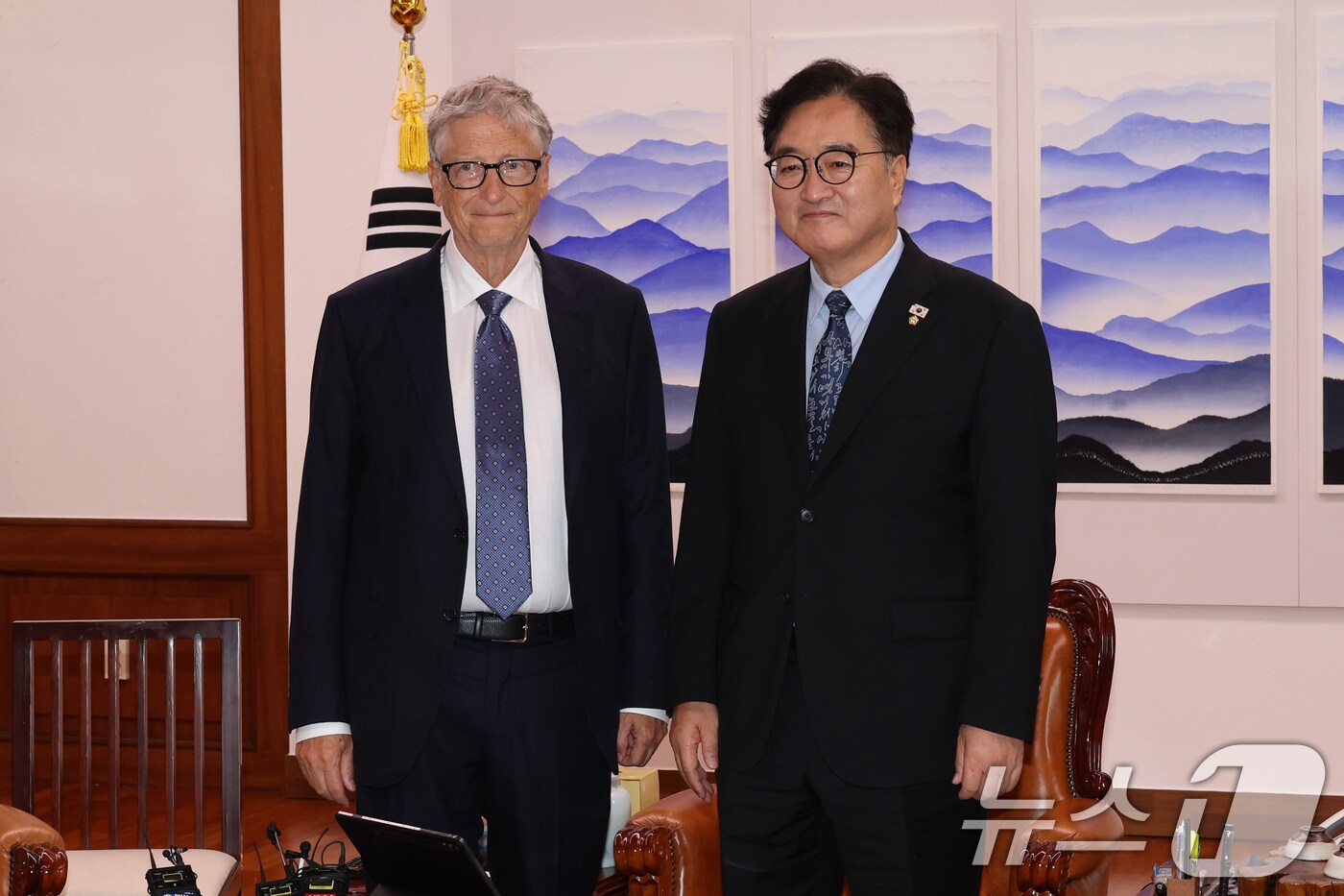 우원식 국회의장과 빌 게이츠 게이츠재단 이사장이 21일 서울 여의도 국회의장 집무실에서 환담에 앞서 기념 촬영을 하고 있다. 2025.8.21/뉴스1 ⓒ News1 국회사진기자단