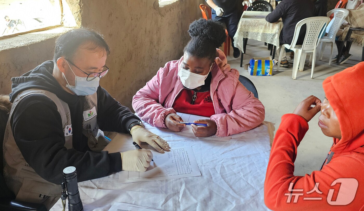 아프리카 레소토 지역에서 현지 환자를 진료하는 건양대병원 의료봉사단(건양대병원 제공) /뉴스1