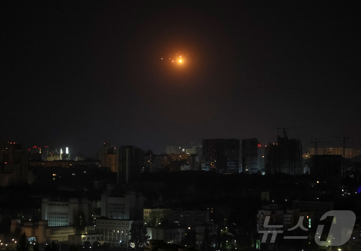 우크라이나 키이우에 침입한 러시아 드론을 향해 우크라이나군이 사격을 하고 있다. 2025.08.21 ⓒ 로이터=뉴스1 ⓒ News1 김지완 기자 <자료사진>