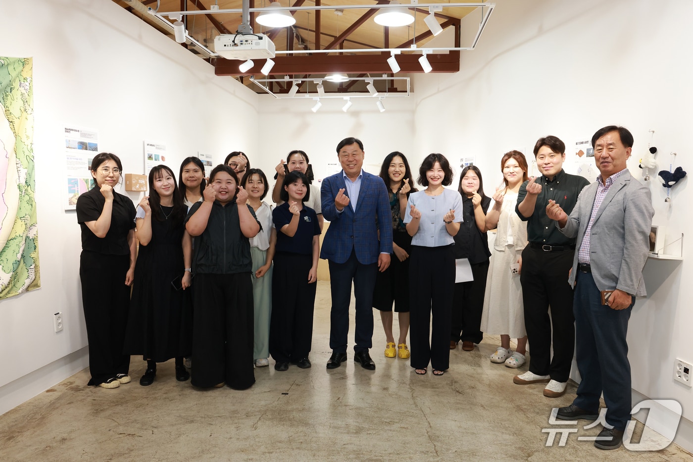 울산 동구는 21일 동구청년센터에서 청년 프리랜서 창작지원 프로젝트 ‘로컬메이커랩’ 통해 제작된 청년 창작자 10명의 동구 굿즈 상품 전시품평회를 개최했다고 밝혔다. (울산 동구 제공. 재판매 및 DB금지)/뉴스1