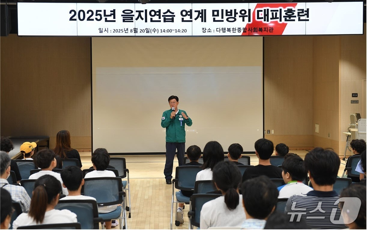 정종복 기장군수가 주민들에게 대피훈련에 대해 설명하고 있다.(기장군 제공. 재판매 및 DB금지)