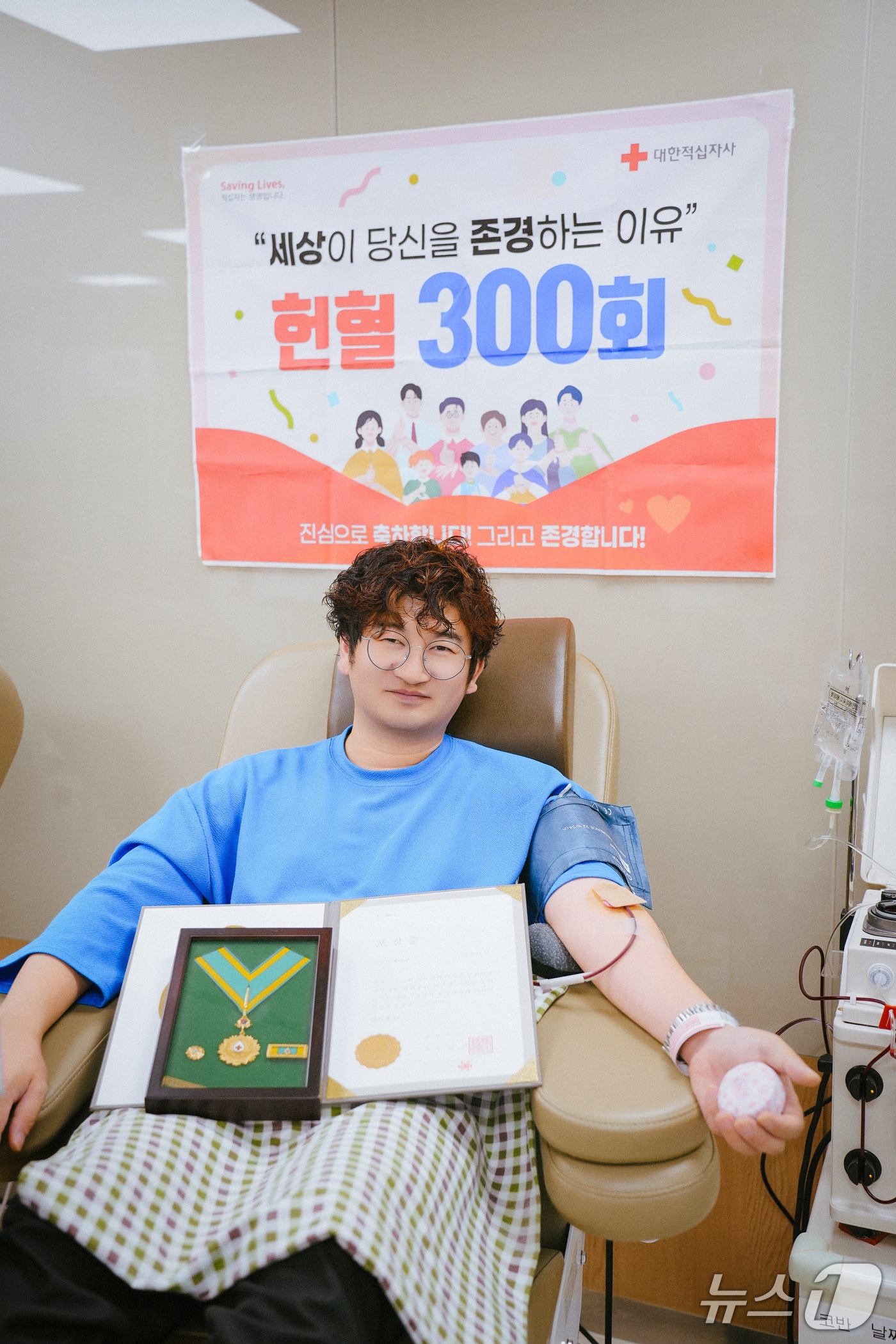 지난 19일 광주 서구에 거주하는 임승민 씨가 헌혈의집 터미널센터에서 300회 헌혈을 달성한 후 기념사진을 찍고 있다.(대한적십자사 제공. 재판매 및 DB 금지)