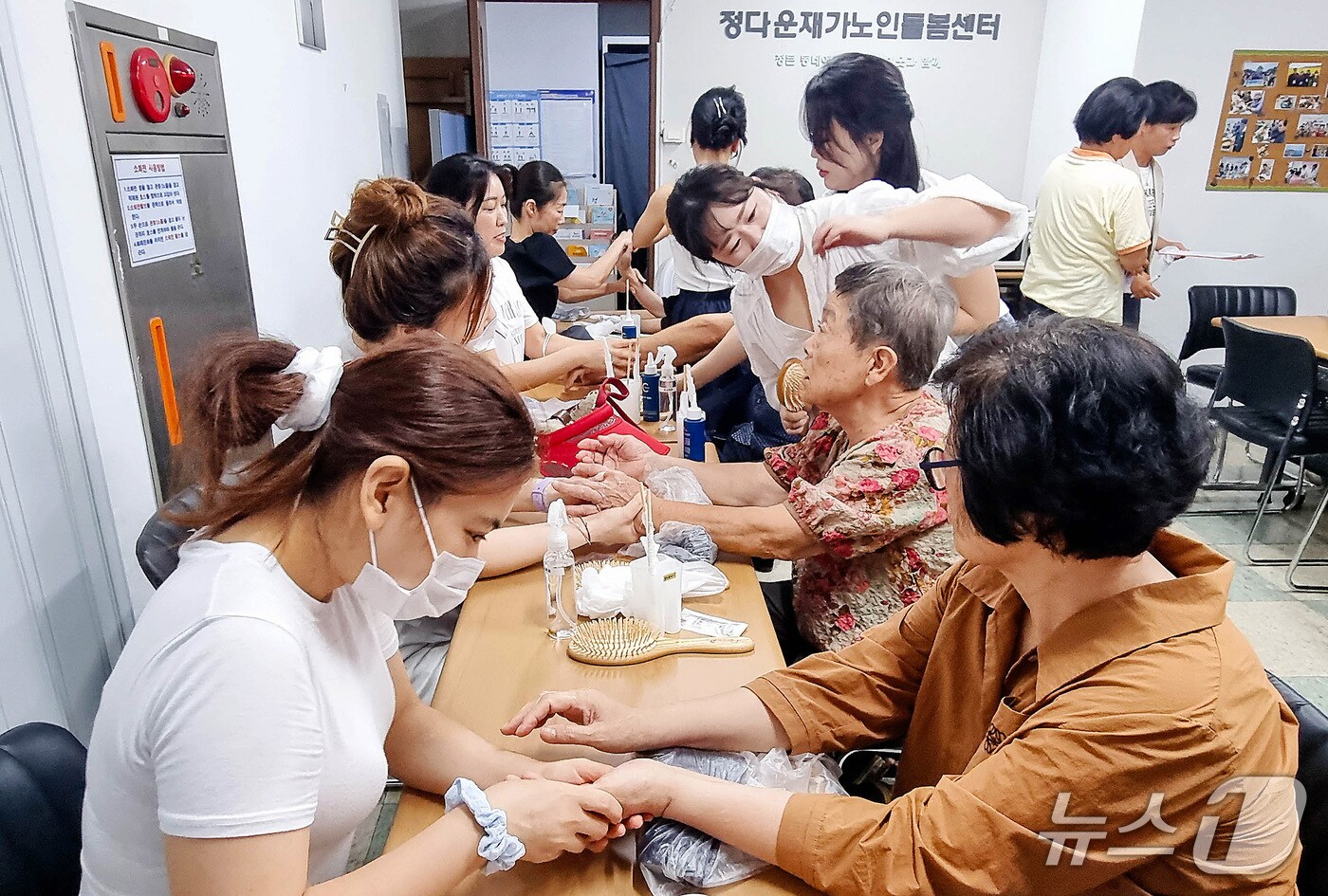 영진전문대 메디컬K뷰티과 학생들이 지역 어르신을 위한 미용 봉사활동을 펼치고 있다. (영진전문대 제공. 재판매 및 DB금지)