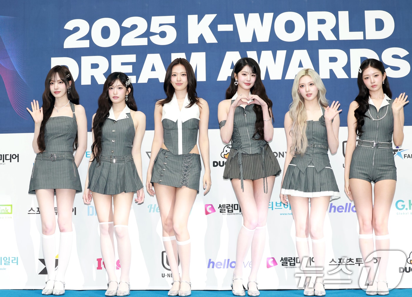 아이브 리즈(왼쪽부터)와 이서, 안유진, 장원영, 가을, 레이 ⓒ News1