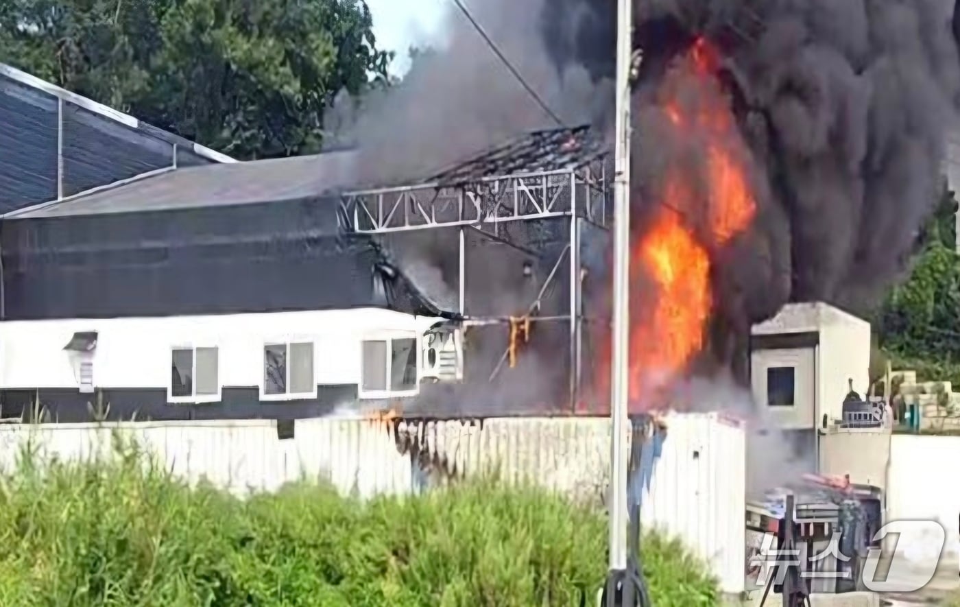 경기 화성시 창고 화재 현장(경기도소방재난본부 제공. 재판매 및 DB 금지)/뉴스1