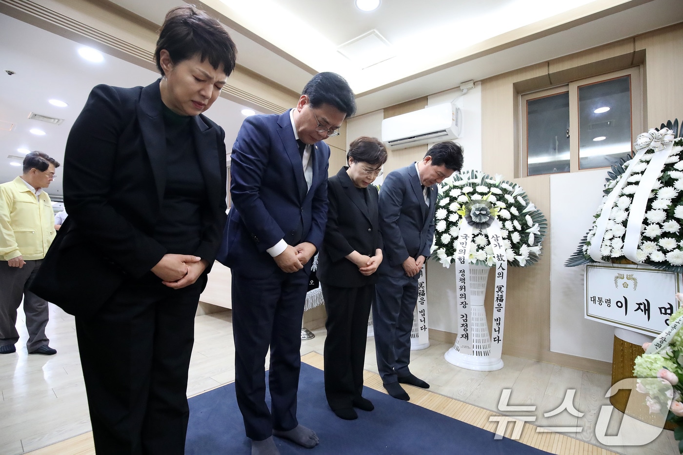 국민의힘 지도부가 21일 오후 경북 청도군 화양읍 청도대남병원 장례식장에 마련된 무궁화호 열차사고 희생자 빈소를 찾아 묵념하고 있다. 2025.8.21/뉴스1 ⓒ News1 공정식 기자