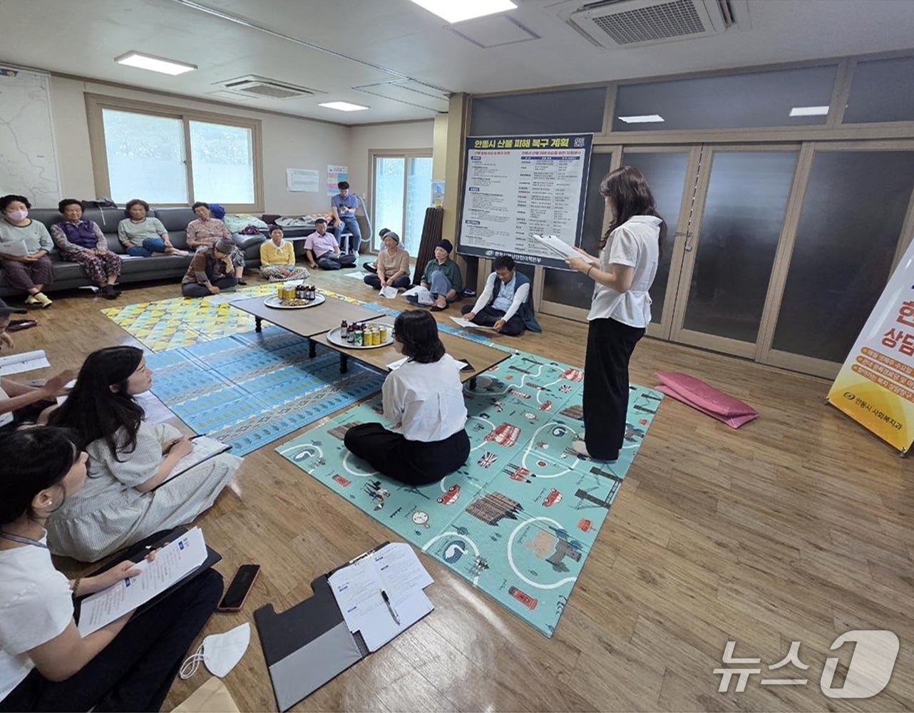 길안면 백자리 경로당에서 복지 수요 현장상담소 운영 모습 (안동시 제공. 재판매 및 DB 금지)2025.8.22/뉴스1