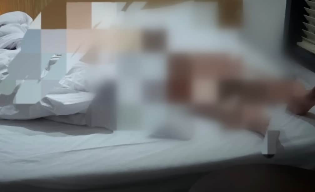 만취한 남성이 제보자 객실 침대에 누워있는 모습. (JTBC '사건반장')