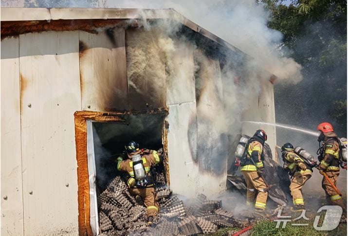 21일 오전 9시58분쯤 포항시 북구 청하면 신흥리의 양계장에서 불이나 소방 당국이 진화하고 있다.(경북소방본부 제공. 재판매 및 DB 금지)2025.8.22/뉴스1