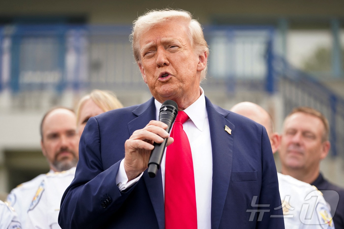 21일(현지시간) 도널드 트럼프 미국 대통령이 워싱턴에서 미국 공원 경찰의 애너코스티아 작전 시설에서 경찰들과 만나고 있다. 2025.08.21 ⓒ 로이터=뉴스1 ⓒ News1 김지완 기자