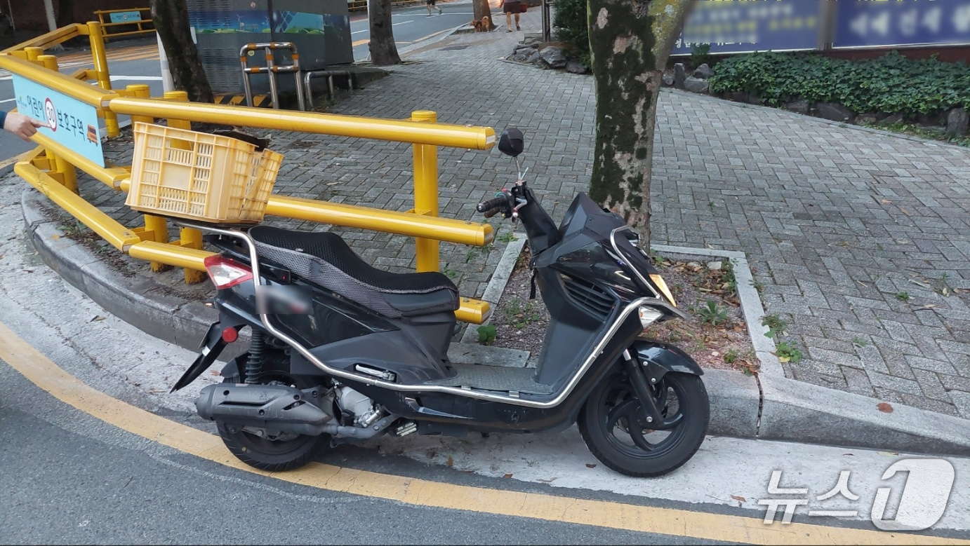 21일 오후 부산 북구 금곡동 교통사고 오토바이.(부산 북부경찰서 제공. 재판매 및 DB 금지)