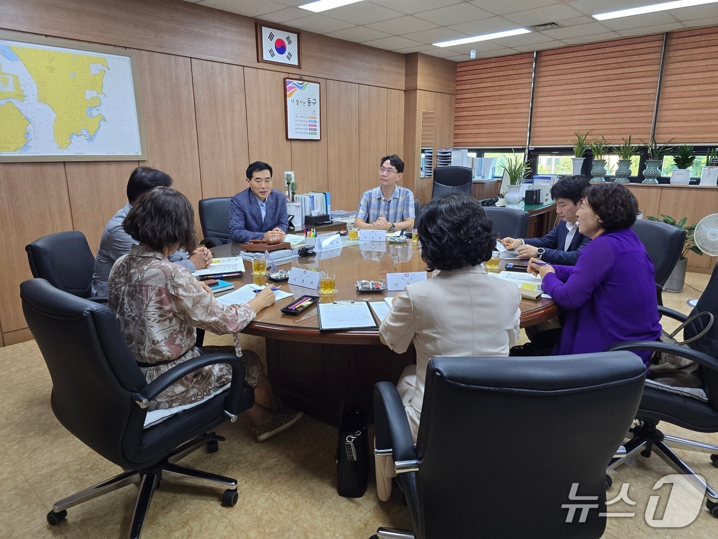 울산 동구는 지난 21일 부구청장실에서 골목형상점가 심의위원회를 개최하고 동울산만세대 골목형상점가와 지웰시티자이상가 골목형상점가 지정 건을 가결했다고 22일 밝혔다.(울산 동구 제공. 재판매 및 DB금지)/뉴스1