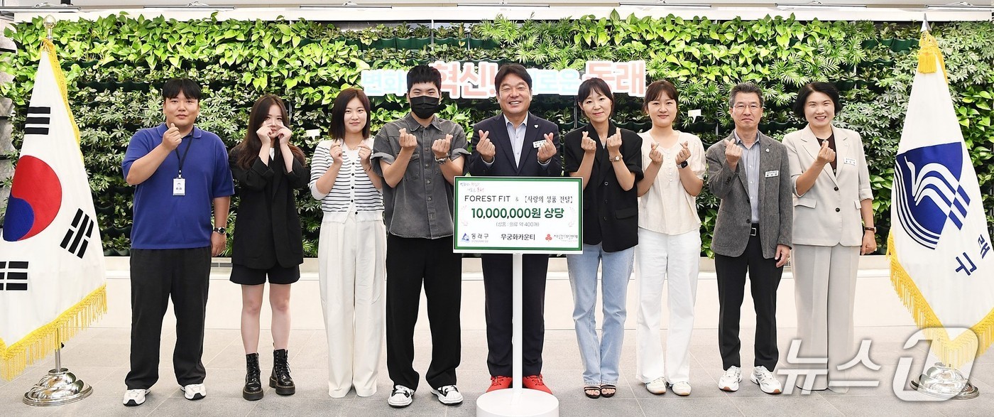 무궁화카운티가 포레스트핏 의류 400벌을 동래구청에 기탁하고 있다.&#40;동래구청 제공. 재판매 및 DB금지&#41;