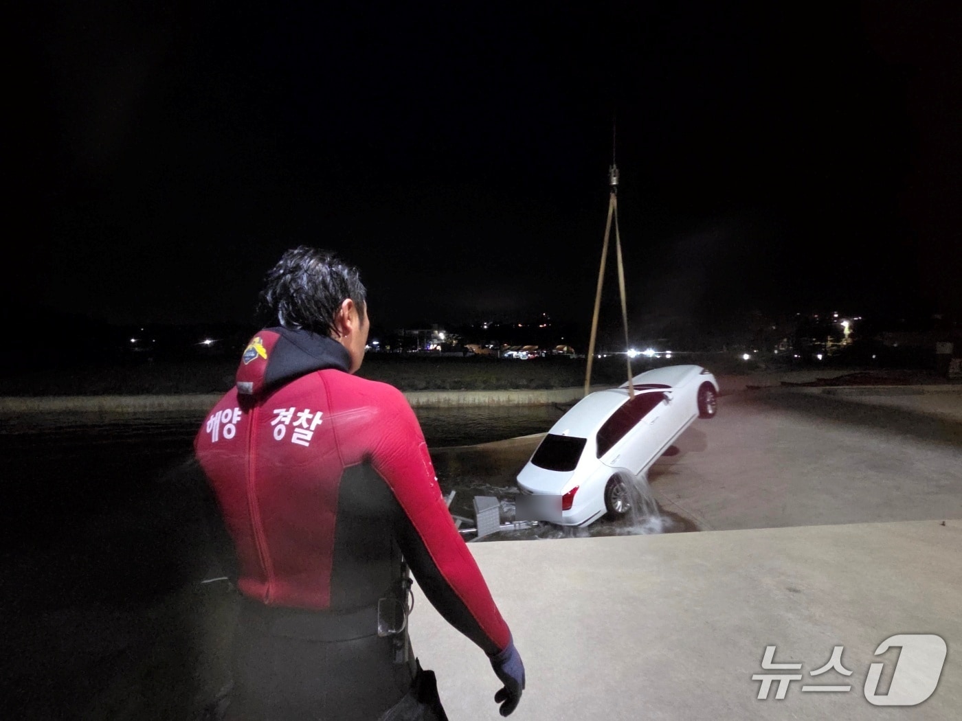 수상오토바이를 차량에 연결된 트레일러에 실으려다가 차량이 바다에 빠지는 사고가 났다.(서귀포해양경찰서 제공. 재판매 및 DB 금지)/뉴스1 