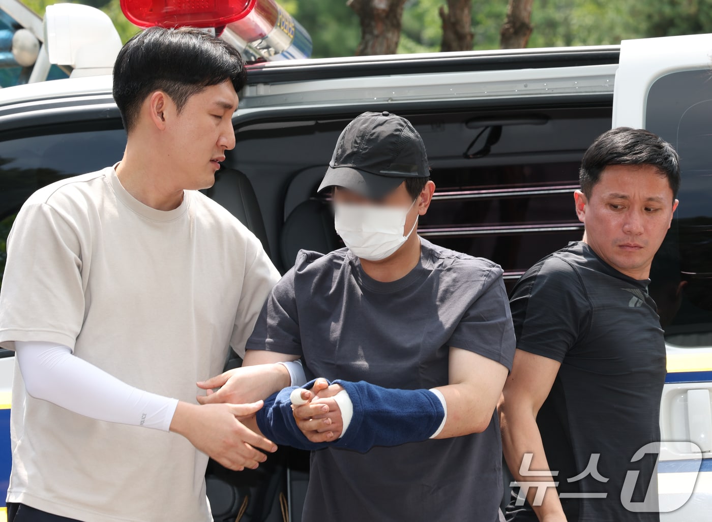 22일 오후 경기 용인시 기흥구 용인서부경찰서로 지인을 살해하고 도주한 30대 남성 A 씨가 압송되고 있다. 2025.8.22/뉴스1 ⓒ News1 김영운 기자