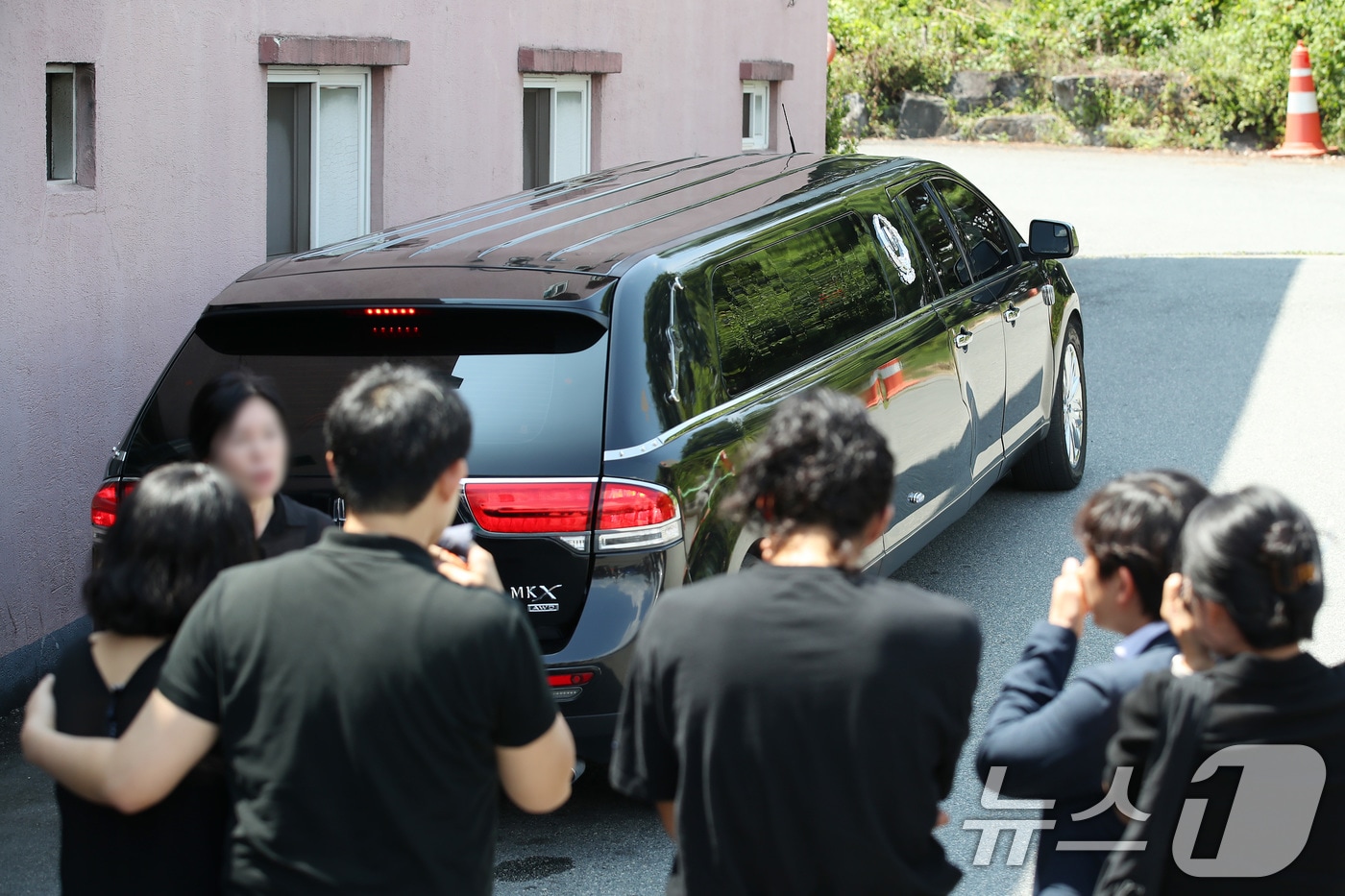 경부선 '무궁화호 열차사고' 희생자 2명 가운데 이 모(37) 씨의 발인이 22일 오후 경북 청도군 화양읍 청도대남병원 장례식장에서 엄수된 가운데 유가족, 동료, 지인들이 눈물을 흘리며 마지막으로 고인을 배웅하고 있다. 2025.8.22/뉴스1 ⓒ News1 공정식 기자