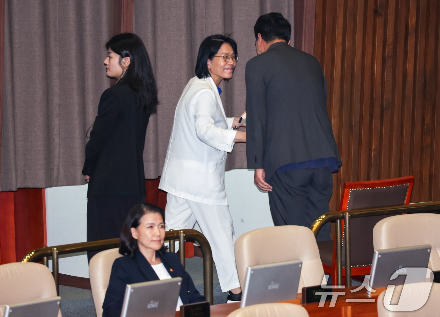 2025년 8월 22일 최민희 국회 과학기술정보방송통신위원장이 서울 여의도 국회 본회의장에서 한국교육방송공사법(EBS법) 개정안에 대한 무제한토론 종결동의의 건 무기명 투표를 한 뒤 밝은 표정을 짓고 있다. 왼쪽 아래 국무위원석은 이진숙 방송통신위원장. 2025.8.22 ⓒ 뉴스1 안은나 기자