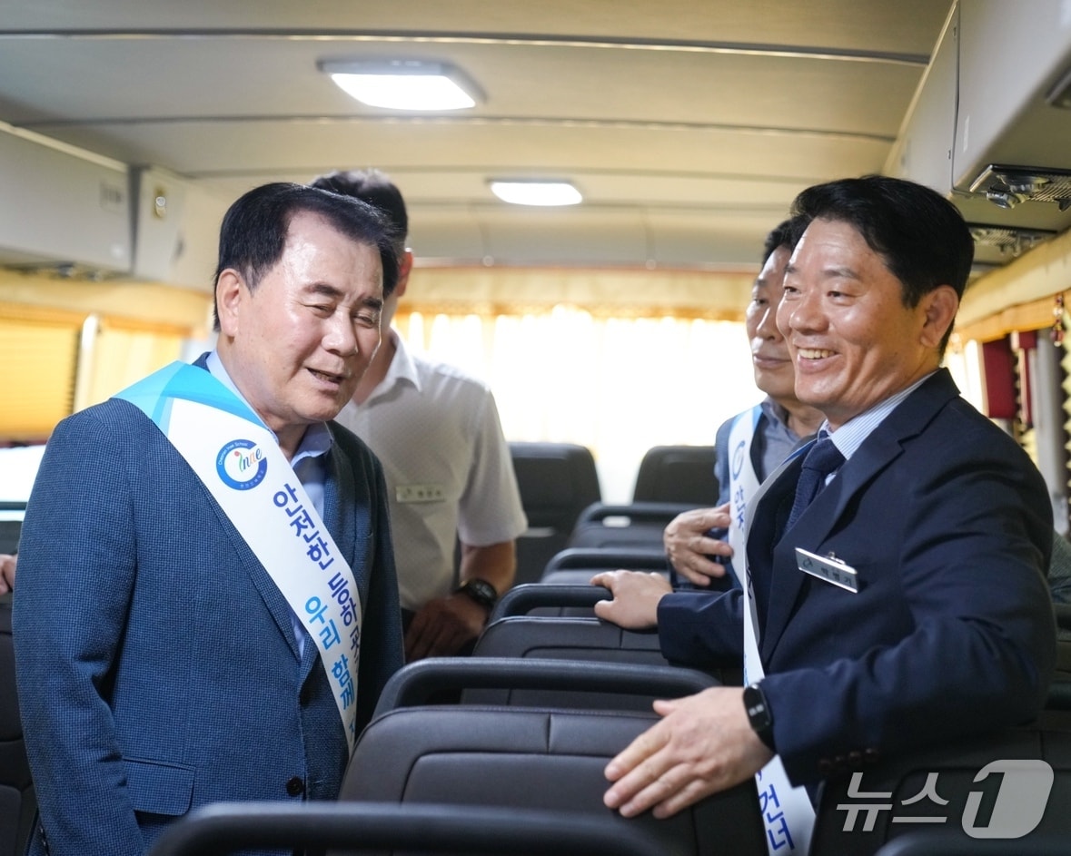 김지철 충남교육감이 22일 수소전기버스를 둘러보고 있다. (충남교육청 제공, 재판매 및 DB금지) / 뉴스1 