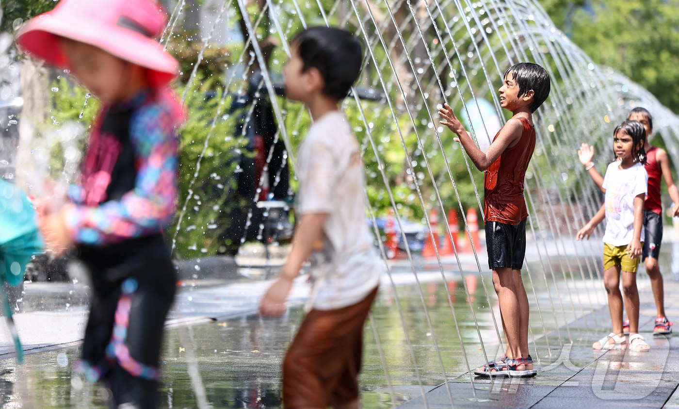 서울 종로구 광화문광장 바닥분수에서 어린이들이 물놀이를 하며 더위를 식히고 있다. 2025.8.22/뉴스1 ⓒ News1 김도우 기자