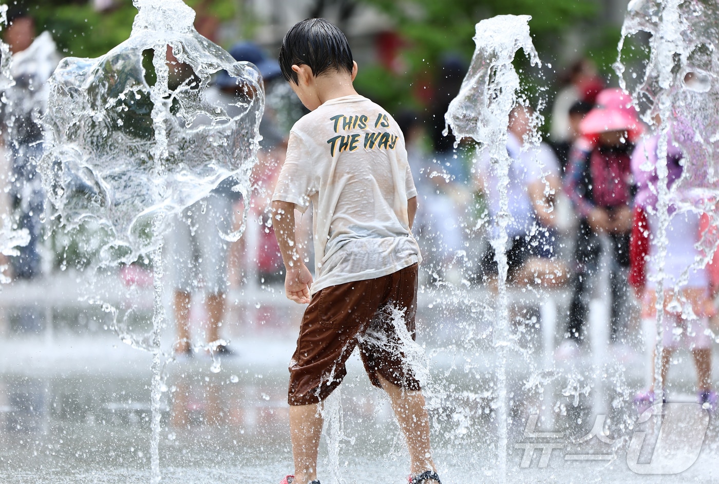 절기상 처서를 하루 앞두고 폭염이 찾아온 22일 서울 종로구 광화문광장 바닥분수에서 어린이들이 물놀이를 하며 더위를 식히고 있다. /뉴스1 ⓒ News1 김도우 기자