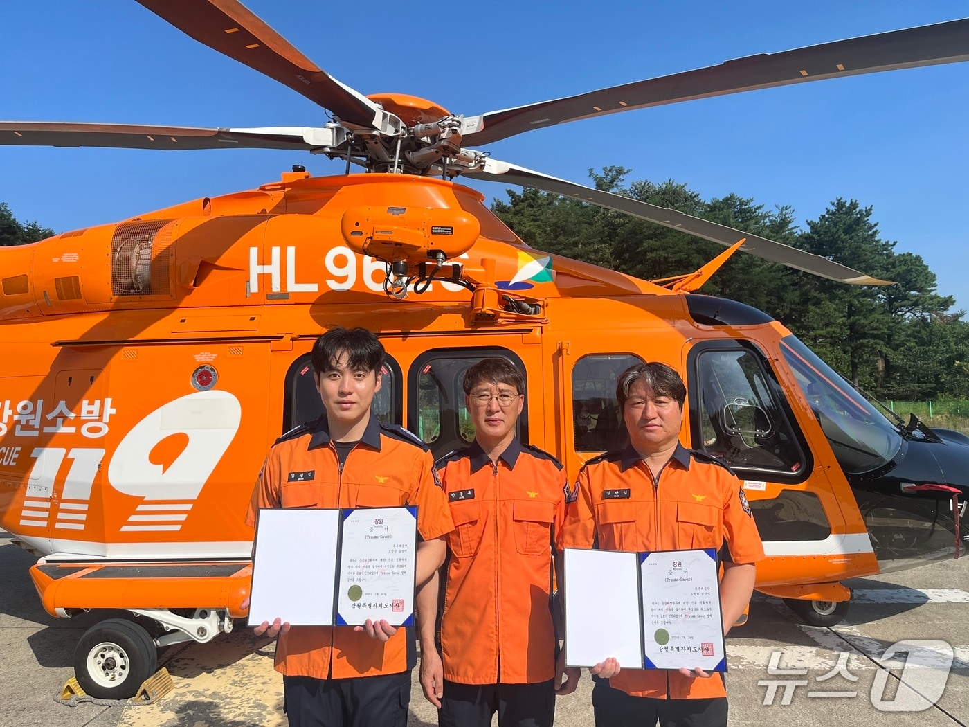 중증 응급환자를 살린 강원소방 119특수대응단 소속 항공구조대원 소방위 심만섭(사진 오른쪽), 소방장 김성민.(강원소방 119특수대응단  제공, 재판매 및 DB금지)