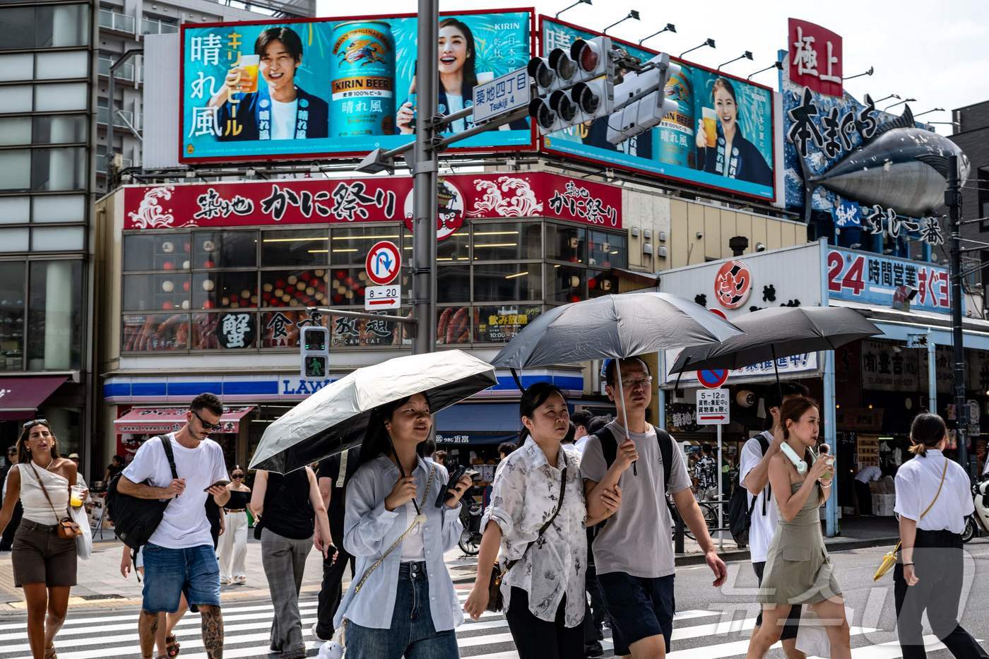 22일 일본 도쿄도 주오구의 츠키지시장 근처 거리를 걷는 시민들의 모습. 2025.08.22 ⓒ AFP=뉴스1 ⓒ News1 김지완 기자