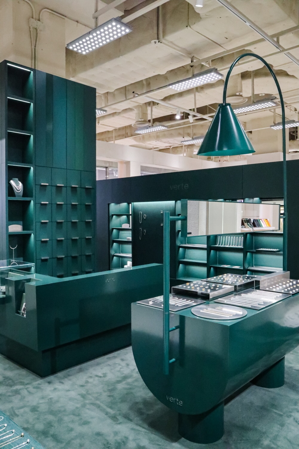 주얼리 브랜드 베흐트(verte)가 8월 22일 서울 여의도 더현대 서울에 신규 매장인 'verte square'를 오픈했다 (베흐트(verte) 제공)