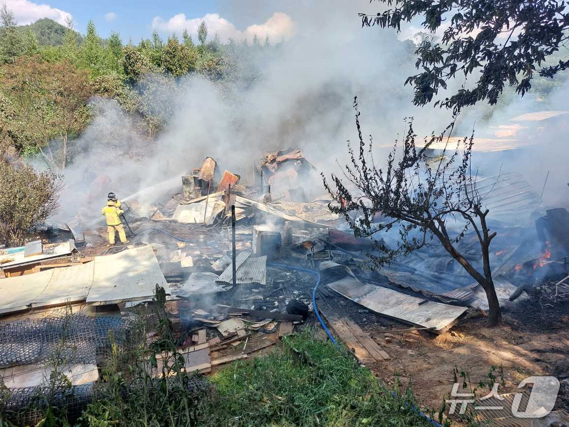 강원 정선 여량면 화재 현장.(강원도소방본부 제공, 재판매 및 DB금지)