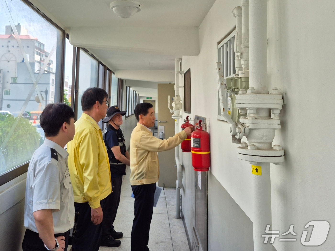 울산 동구는 노후 아파트 화재를 예방하기 위해 22일 화정동 금강아파트에서 현장 안전 점검을 실시했다고 밝혔다.(울산 동구 제공. 재판매 및 DB금지)뉴스1