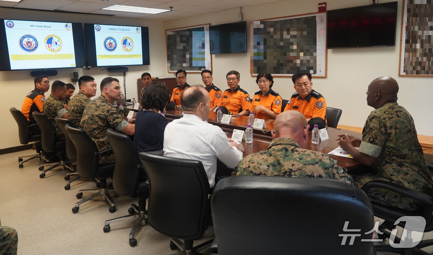 22일 경북 포항남부소방서는 국내 유일의 미 해병대 전진 기지인 캠프무적과 화재 발생 및 긴급대응체계 구축을 위한 공동 대응 방안을 협의했다고 밝혔다. (포항남부소방서제공, 재판매 및 DB금지) 2025.8.22/뉴스1
