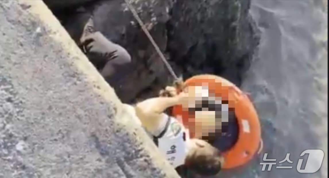 지난 22일 오후 6시 12분쯤 목포해경이 신안군 안좌도 읍동여객선터미널 앞 해상에서 익수자가 발생해 구조하고 있다.&#40;목포해경 제공 재판매 및 DB 금지&#41;