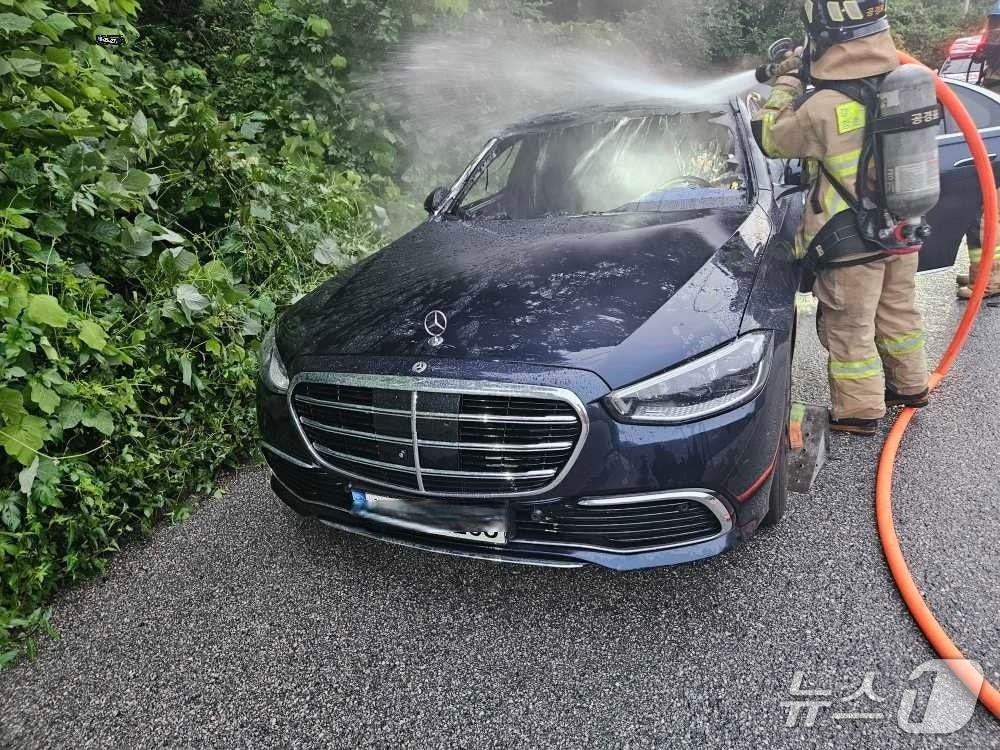 23일 오전 5시 17분쯤 강원 춘천시 남면 술어니고개 주변 도로에서 세워진 벤츠 승용차가 불에 타는 사고가 발생한 가운데 이 차에서 남성 1명이 숨진 채 발견됐다. (강원도소방본부 제공. 재판매 및 DB금지) 2025.8.23/뉴스1