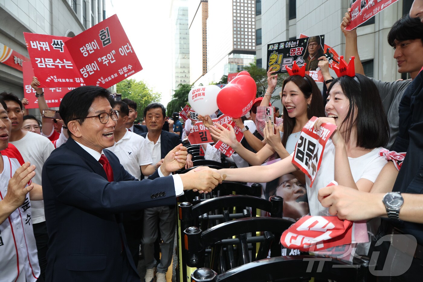 국민의힘 당대표 선거 결선에 진출한 김문수 후보가 23일 오후 방송토론회를 위해 서울 종로구 채널A 스튜디오에 도착하며 지지자들과 인사를 하고 있다. 2025.8.23/뉴스1 ⓒ News1 국회사진기자단