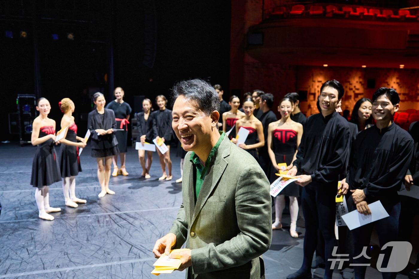 오세훈 서울시장이 23일 세종문화회관에서 열린 서울시발레단 창단 1주년 공연 더블빌 '유회웅x한스 판 마넨'을 관람 후 단원들에게 축하 인사를 전하고 있다.(서울시 제공)