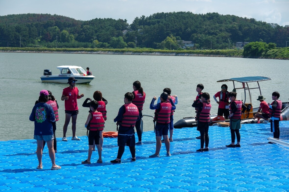 '2회 충남 생존수영 교육 한마당' 진행 모습.(충남교육청 제공. 재판매 및 DB금지)/뉴스1