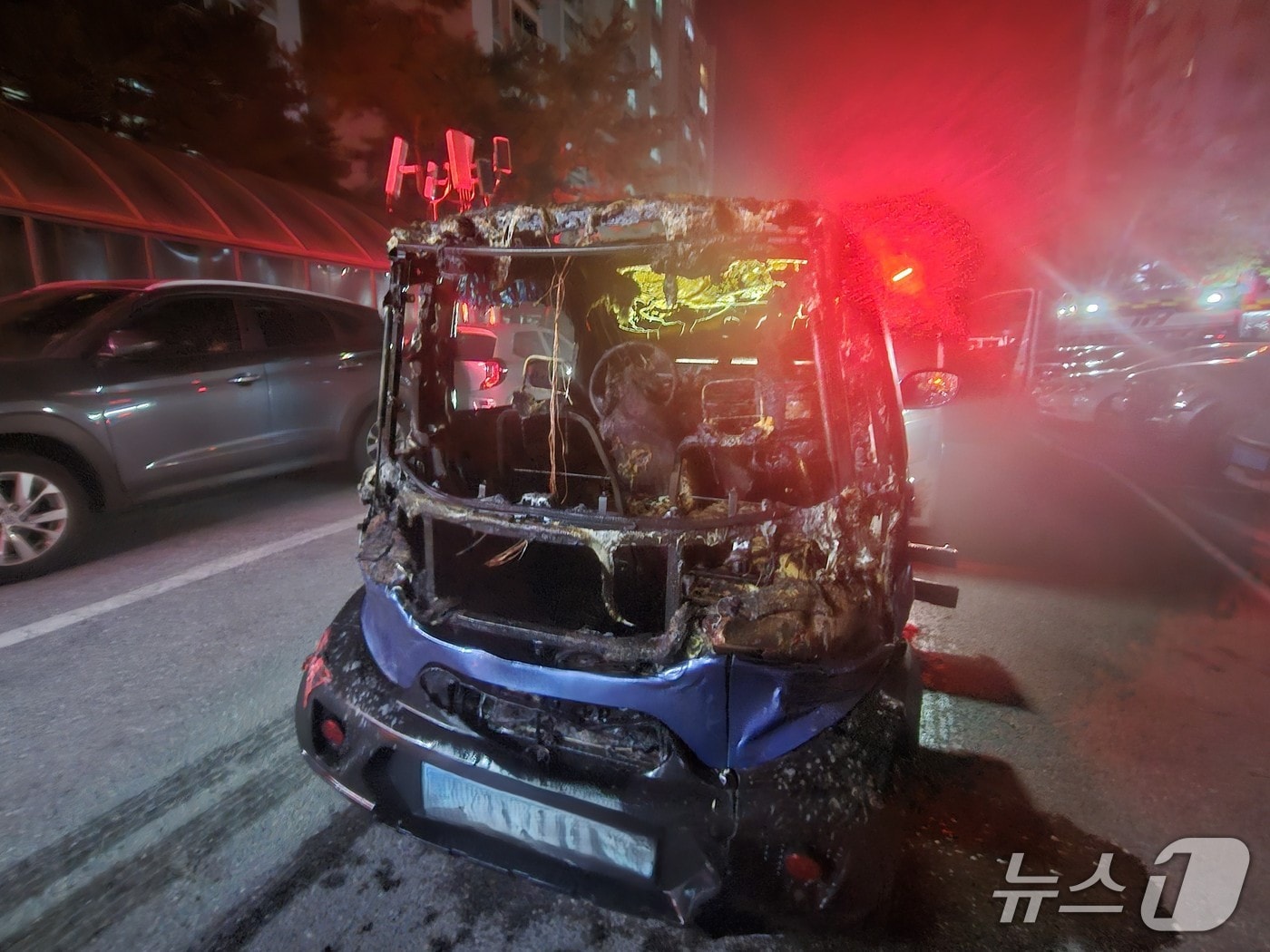 충전 중이던 소형 전기차에서 불이 났다. 2025.8.23/뉴스1 손도언 기자