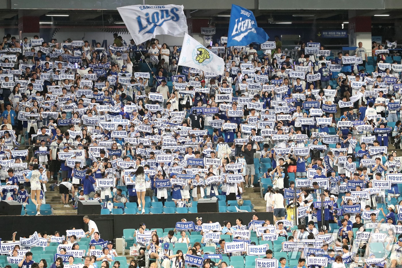 대구시가 장애인, 저소득가정 등 스포츠 관람 취약계층에게 삼성라이온즈파크 프리미엄 좌석인 '스윗박스' 관람권을 제공한다. 사진은 지난 8월 대구 수성구 삼성라이온즈파크에서 열린 프로야구 경기에서 관중들이 응원하는 모습. (사진은 기사 내용과 무관함) 2025.8.23/뉴스1 ⓒ News1 자료 사진