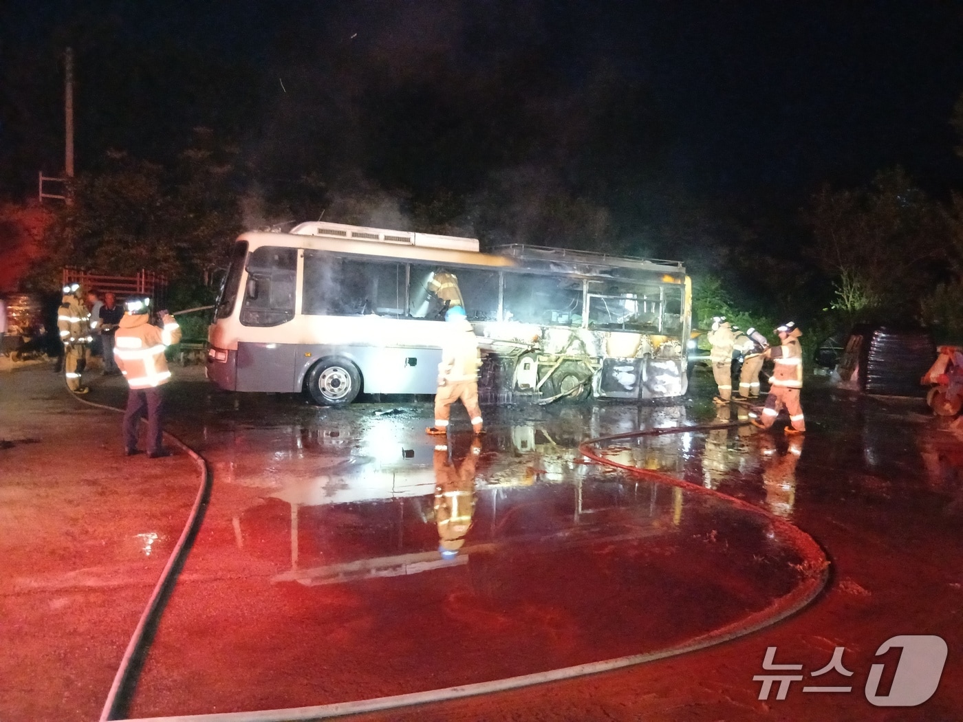 불이 난 캠핑버스.(전북소방본부 제공. 재판매 및 DB 금지)